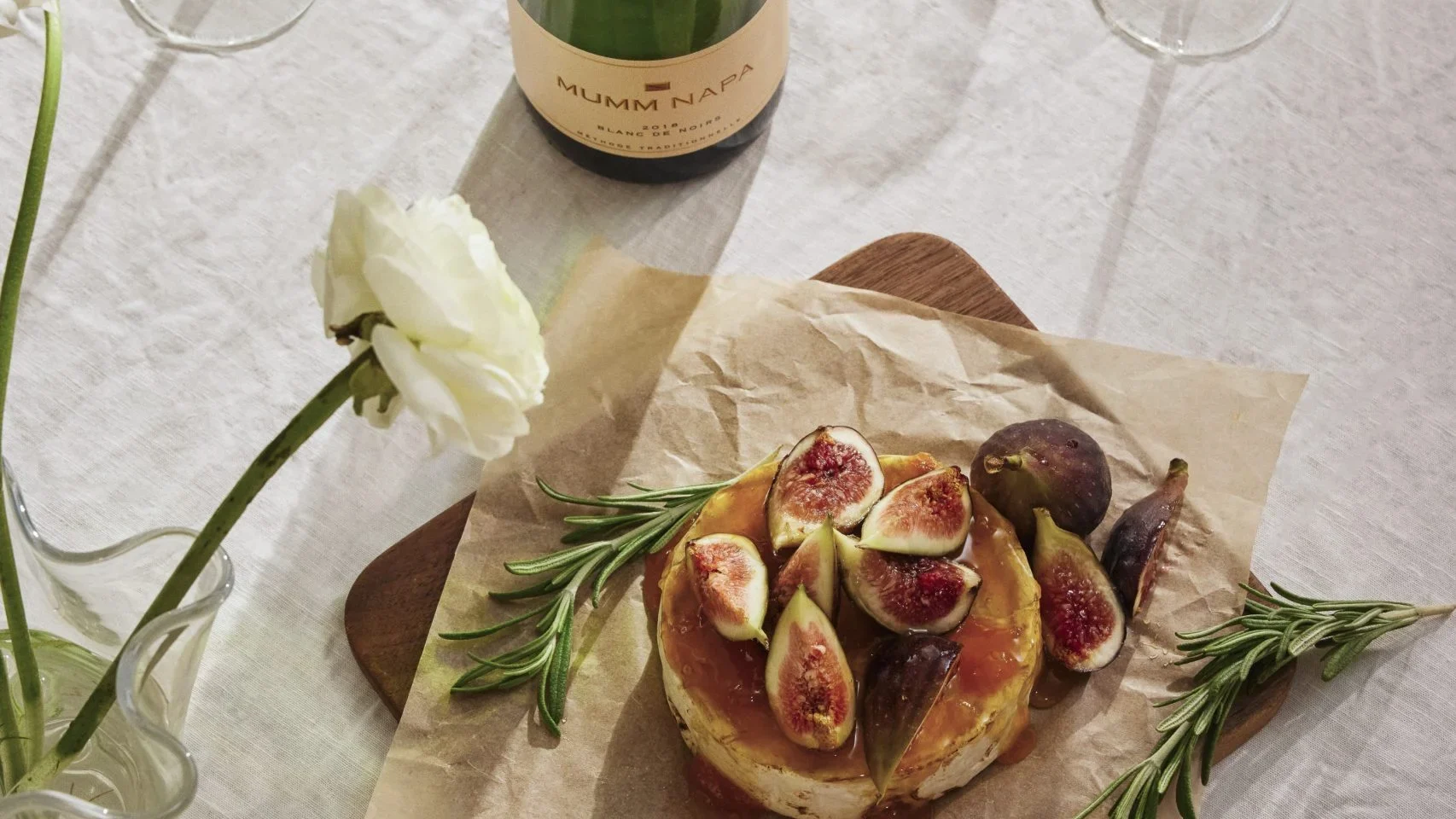 Baked Brie With Apricot Compote